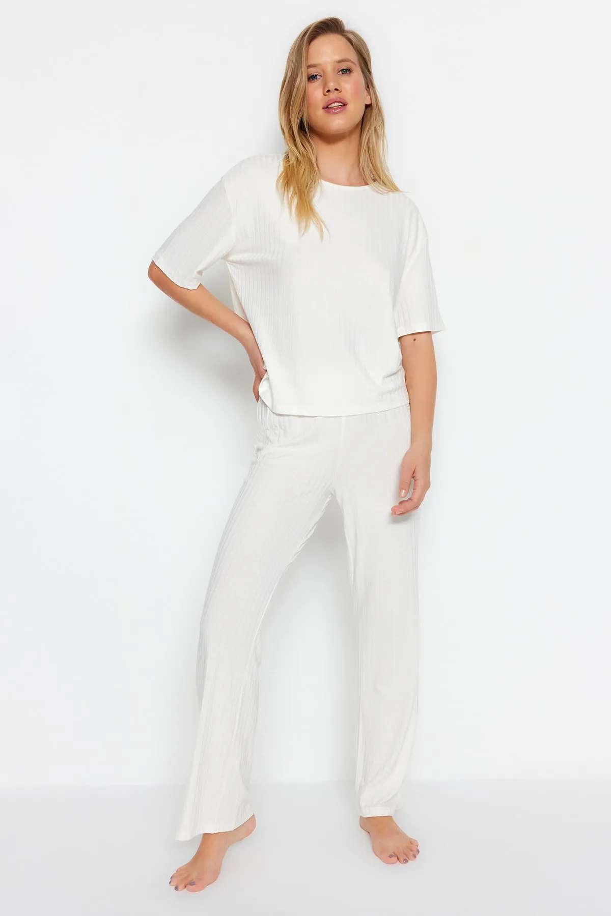 Trendyol Collection  Ecrufarbener, mit Slogan bedruckter, detaillierter Gummi-T-Shirt-Hose aus schnurgebundener Baumwolle, gestrickter Pyjama THMSS21PT1016
