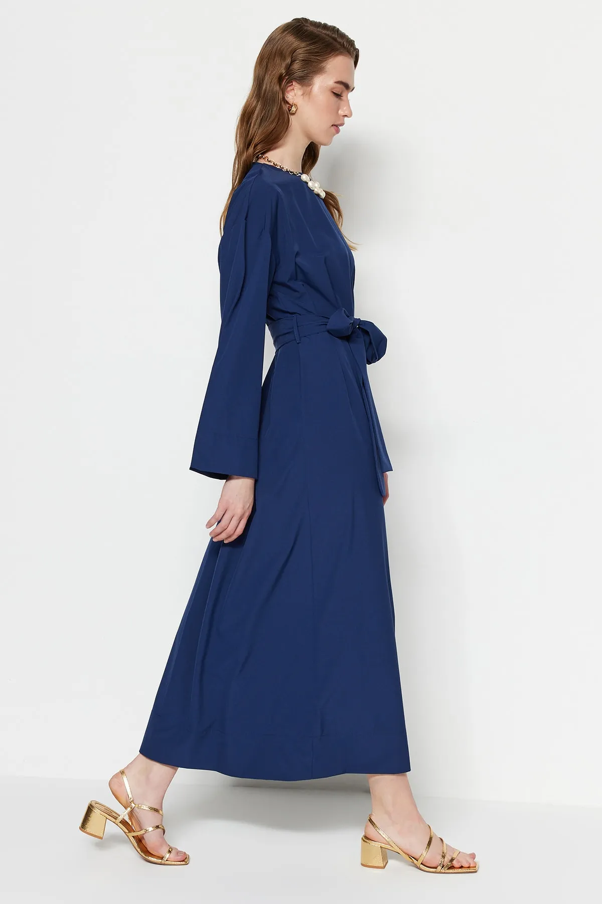 Trendyol Modest  Marineblaues, gewebtes Kleid aus Fallschirmstoff mit Taillengürtel und weiter Passform TCTSS23EB00251