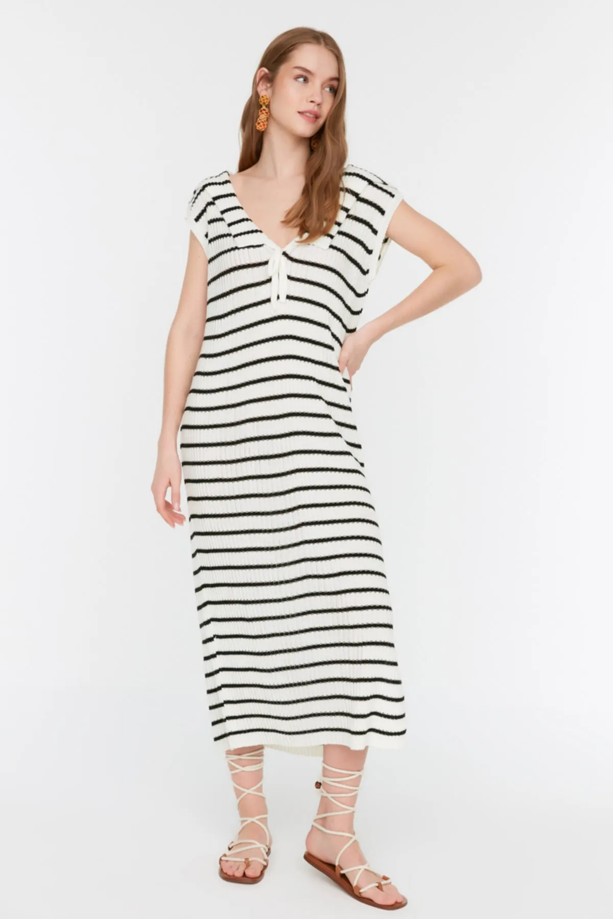 Trendyol Collection  Ecru Midi-Strickkleid mit V-Ausschnitt TWOSS22EL2736