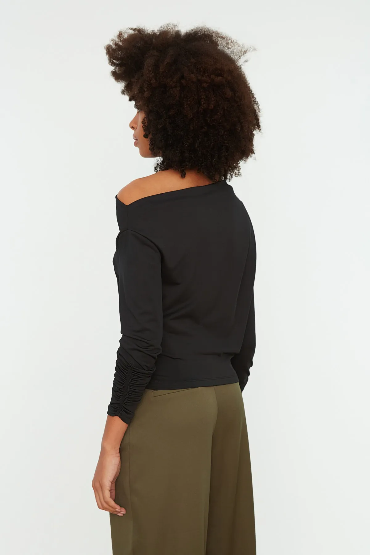 Trendyol Collection  Schwarze, fließende, dehnbare Strickbluse mit asymmetrischem Kragen TWOAW21BZ1383
