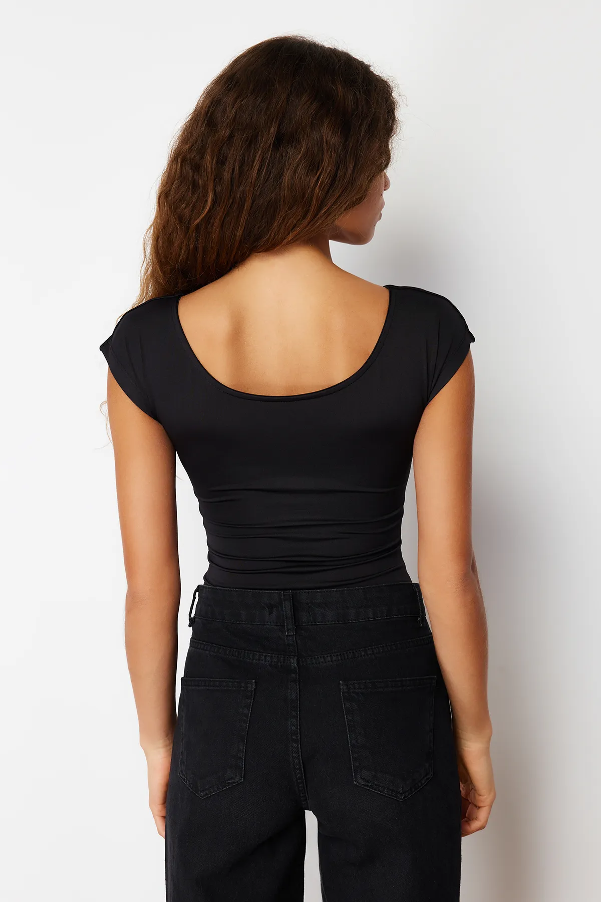 Trendyol Collection  Schwarzer, körperbetonter Strickbody mit U-Boot-Ausschnitt und flexiblem Druckknopfverschluss TWOSS24BD00029