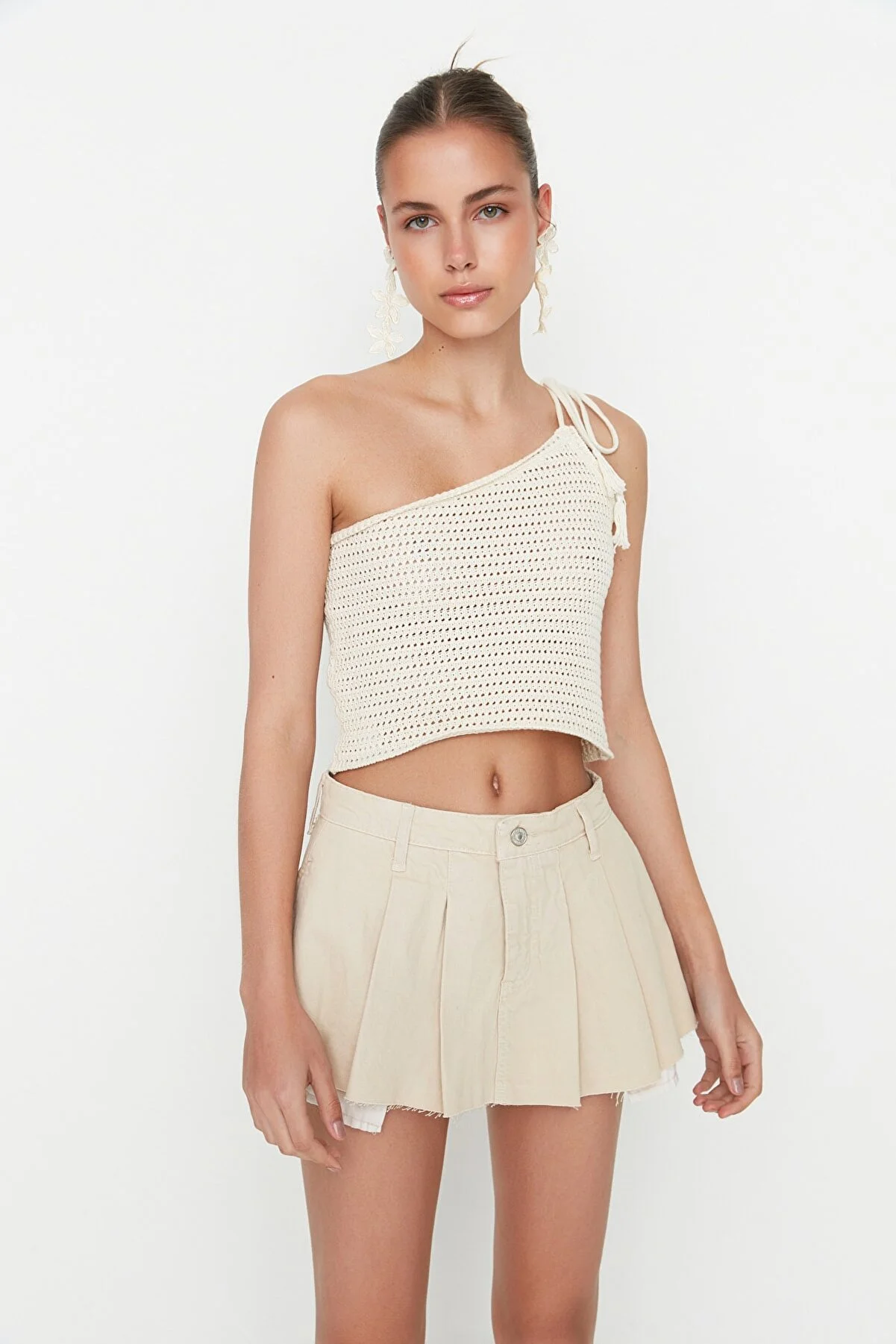Trendyol Collection  Ecrufarbener, plissierter Denim-Shorts-Rock TWOSS22SR00164