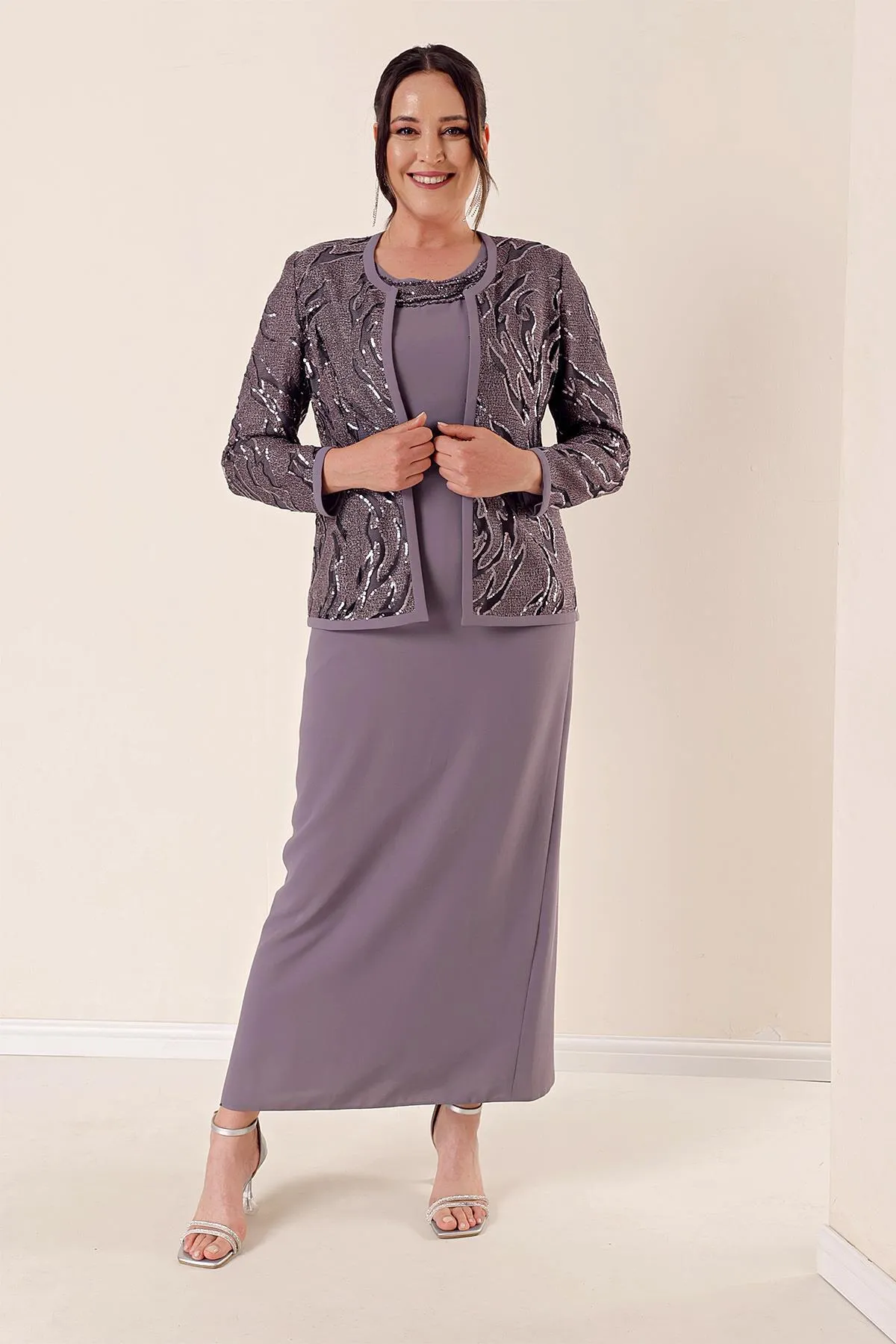 By Saygı  Perlenbesetztes, detailliertes Jackenkleid in Übergröße