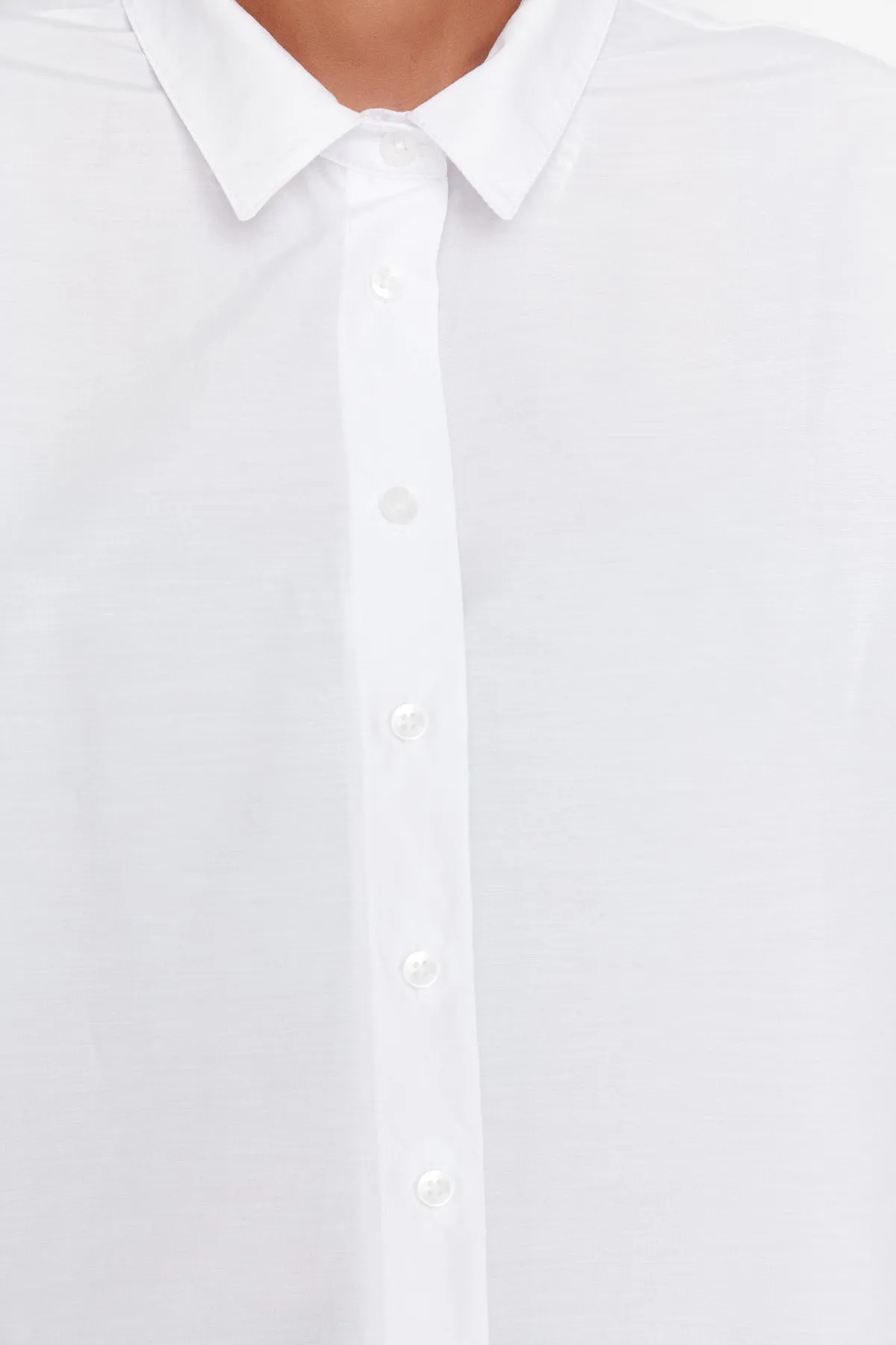 Trendyol Collection  Weißes, locker sitzendes Hemd aus Baumwollgewebe TWOAW20GO0107