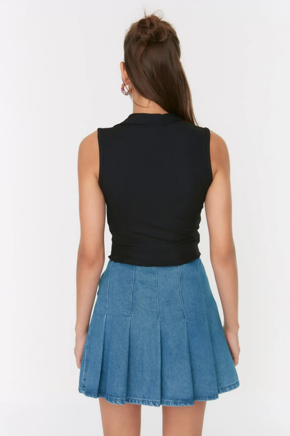 Trendyol Collection  Schwarze, taillierte, kurz geschnittene, dehnbare Strickbluse mit Polokragen TWOSS22BZ0335