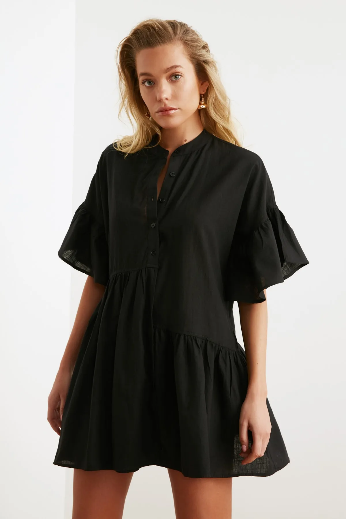 Trendyol Collection  Schwarzes, weit geschnittenes Mini-Strandkleid mit gewebtem Volant aus 100 % Baumwolle TBESS20EL0873