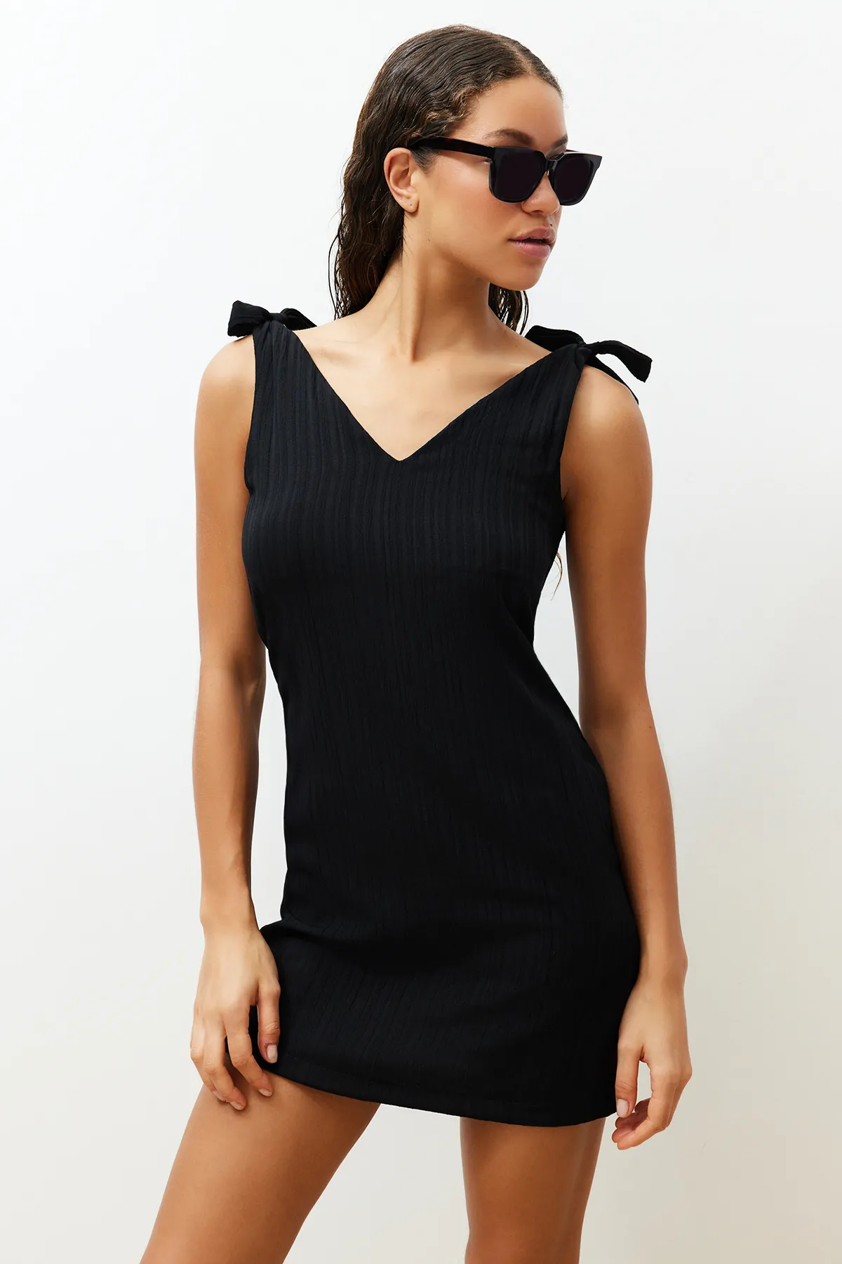 Trendyol Collection  Schwarzes, gewebtes Mini-Strandkleid zum Binden TBESS23EL00108