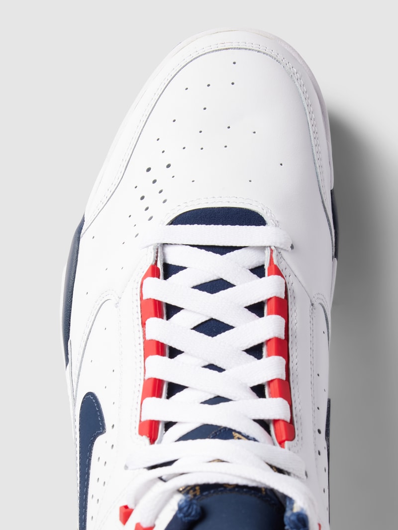 Sneaker mit Label-Detail in weiß