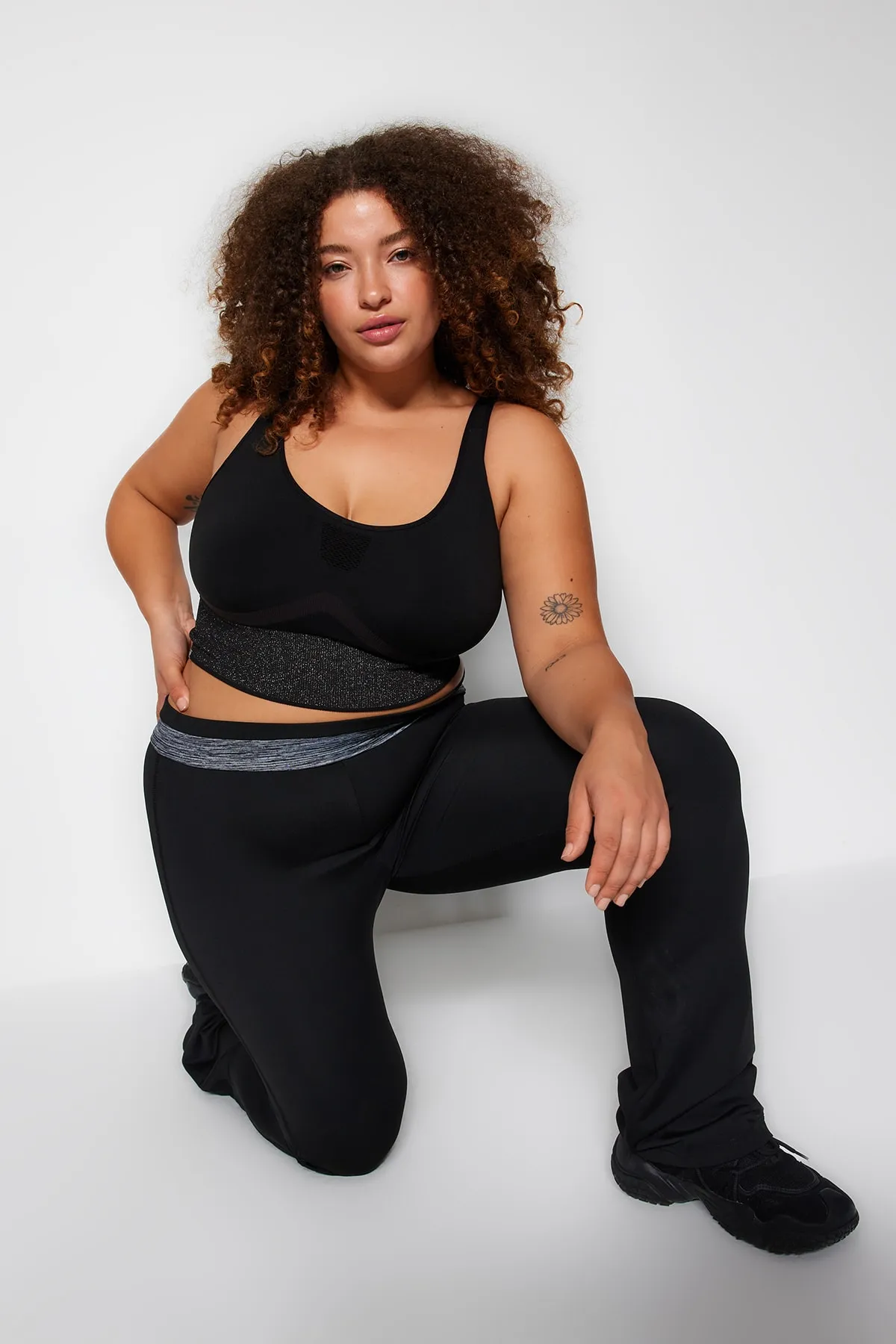 Trendyol Curve  Schwarze spanische Strick-Jogginghose mit Bein- und Taillendetails TBSSS22EA0055