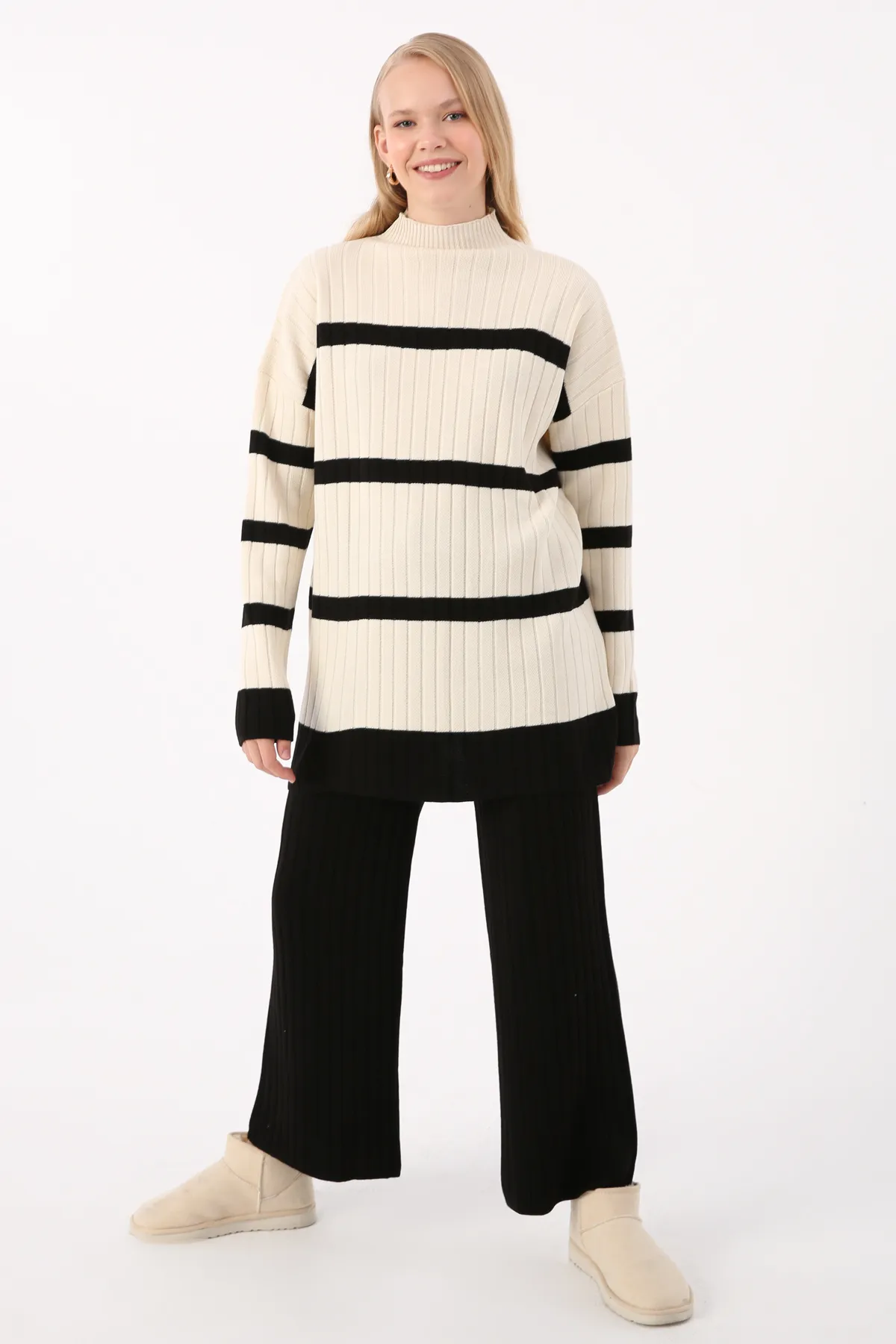 ALLDAY  Strickset aus ecru-schwarz gestreiftem Pullover mit hohem Kragen und Hose mit weitem Bein