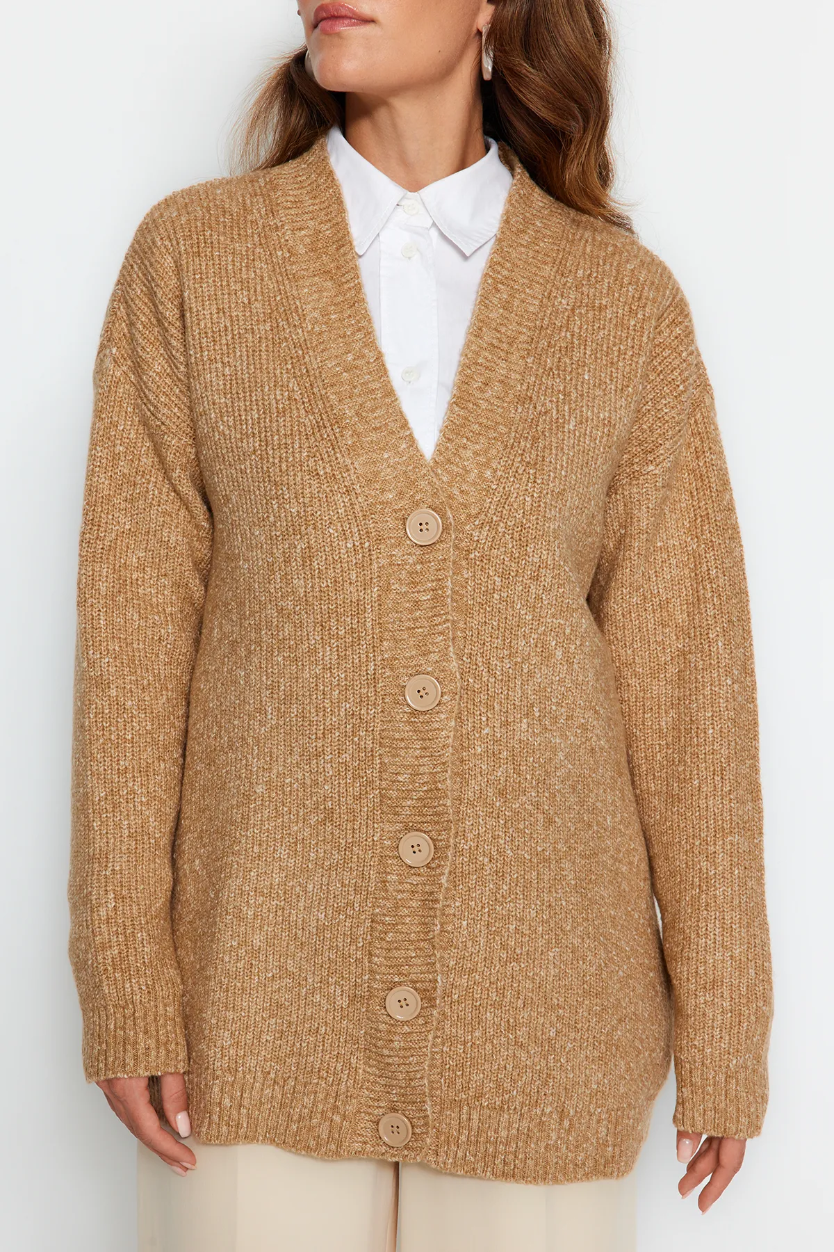 Trendyol Modest  Beigefarbene, geknöpfte Strickjacke aus weichem Strick mit V-Ausschnitt TCTAW22HI0397