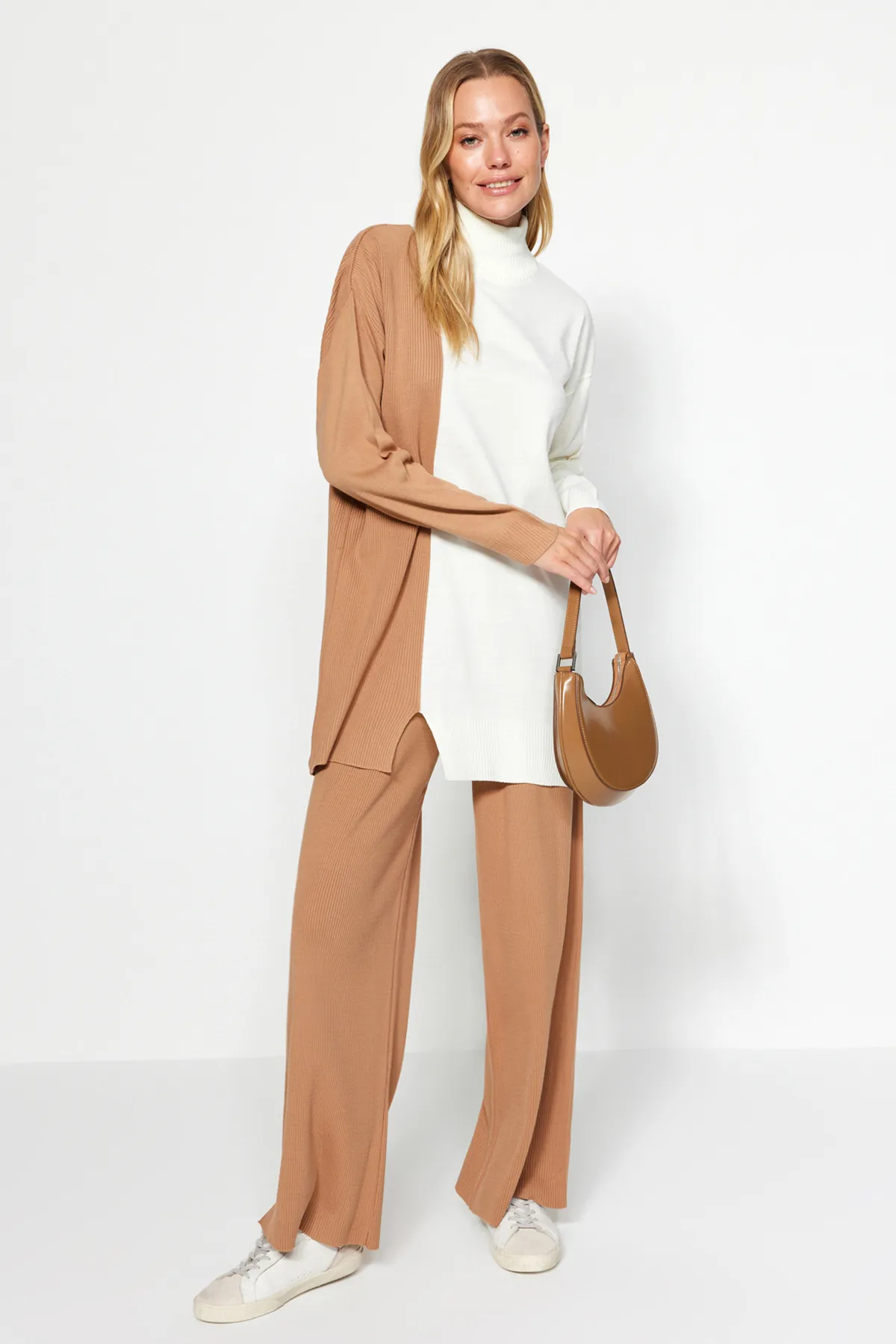 Trendyol Modest  Kamelfarbenes Strickoberteil- und -unterteil-Set mit Pullover und Hose im Blockfarbendesign TCTAW24US00059