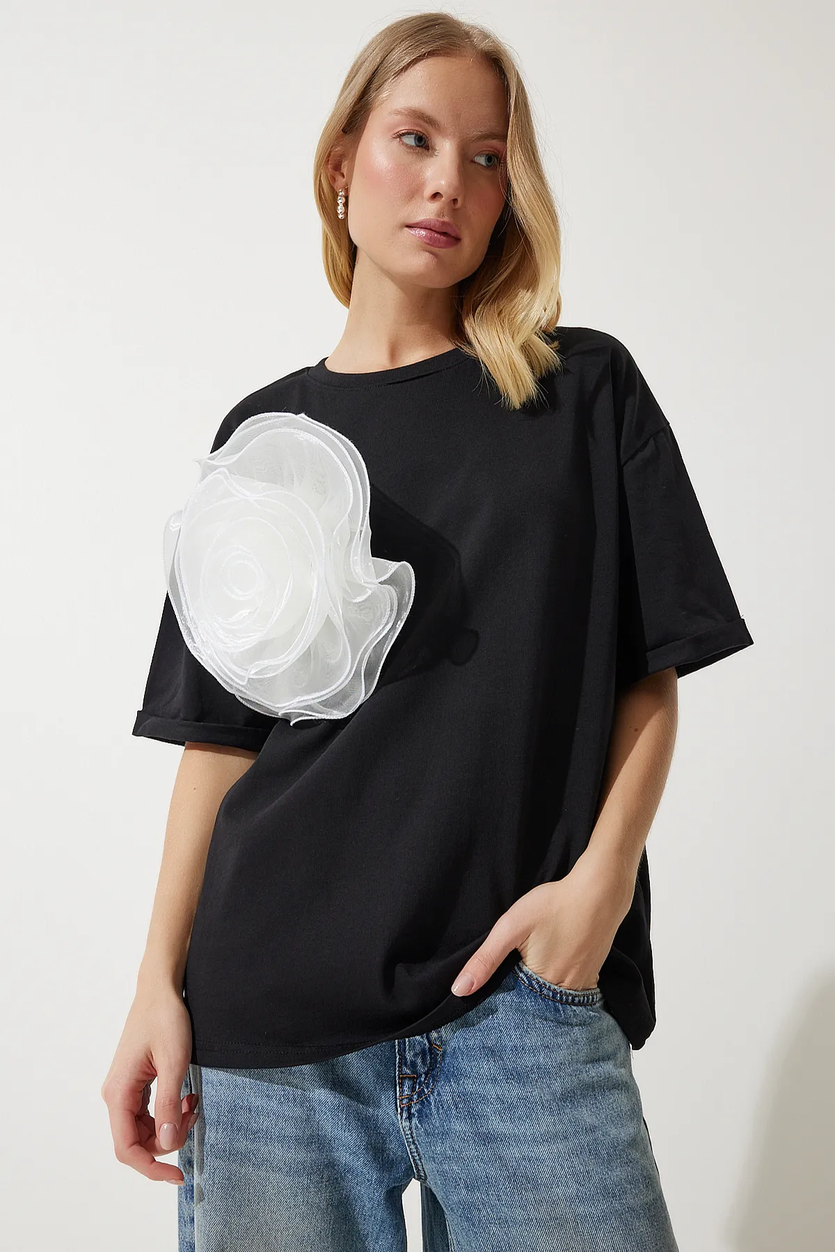 Happiness İstanbul  Schwarzes Damen-T-Shirt mit Blumenbrosche und detailliertem Design UL00018