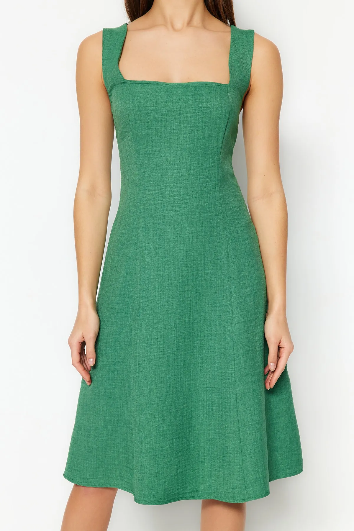 Trendyol Collection  Khakifarbenes Mini-Webkleid in A-Linie/Glockenform mit quadratischem Kragen TWOSS23EL01549