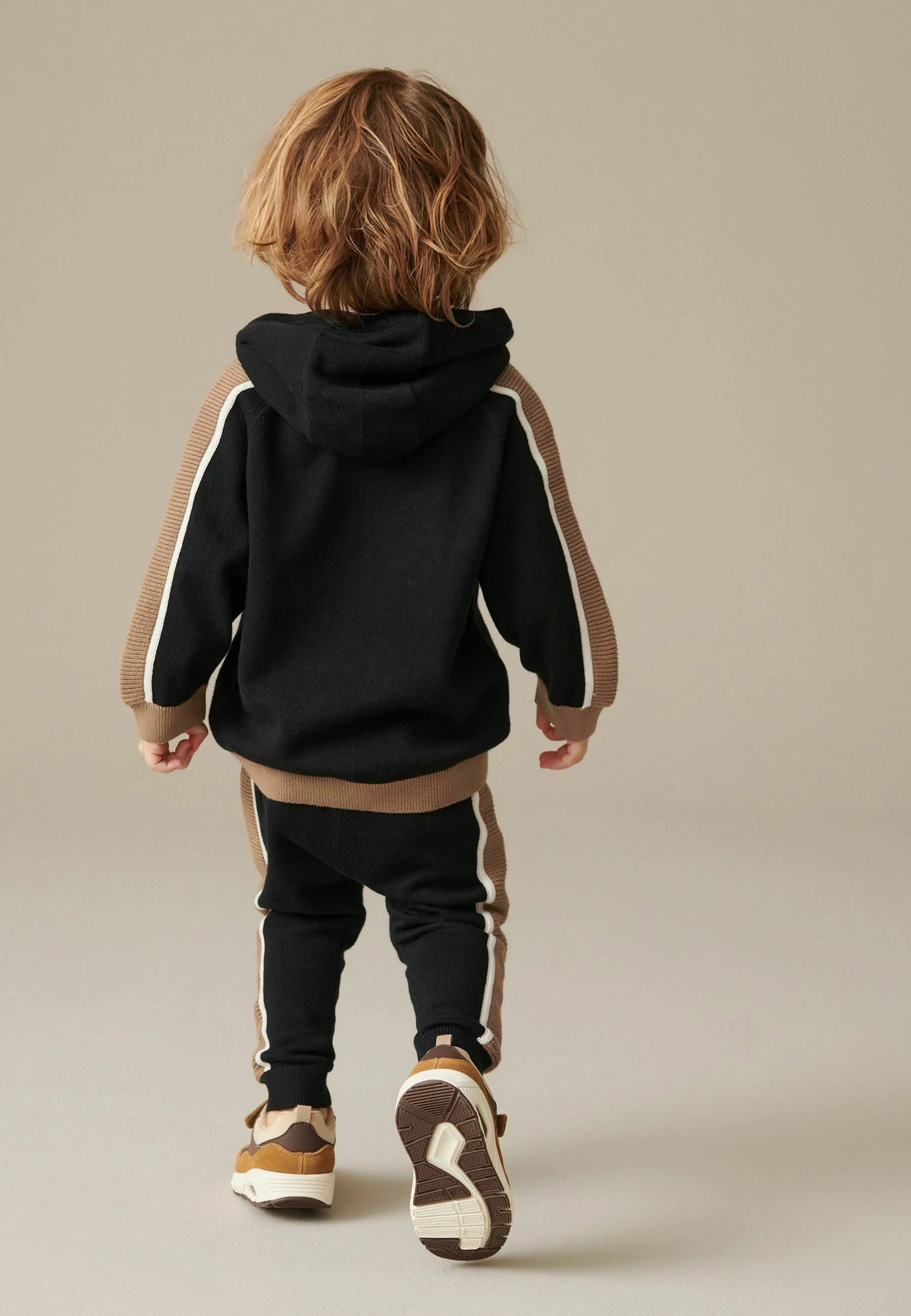Siguiente CONJUNTO ESTÁNDAR - Sudadera con capucha