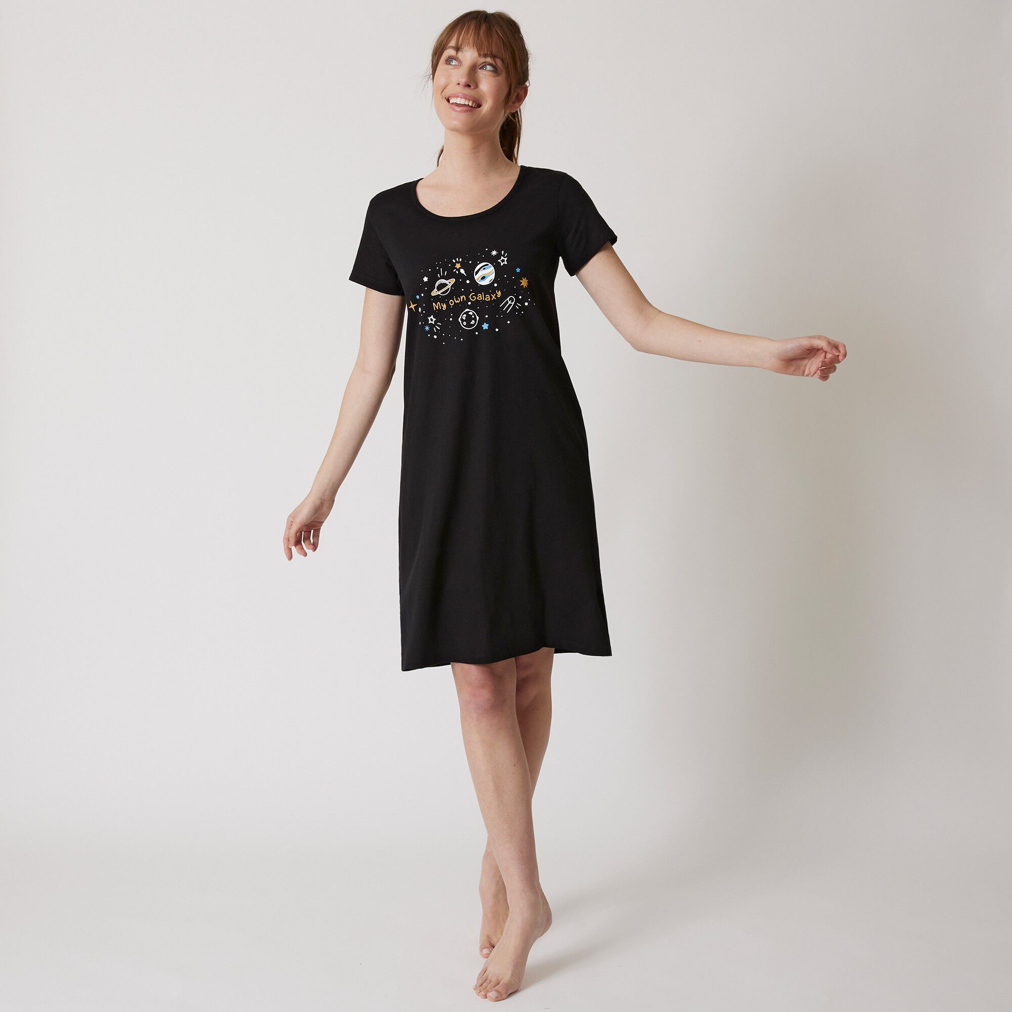 Chemise de nuit courte motif galaxie manches courtes
