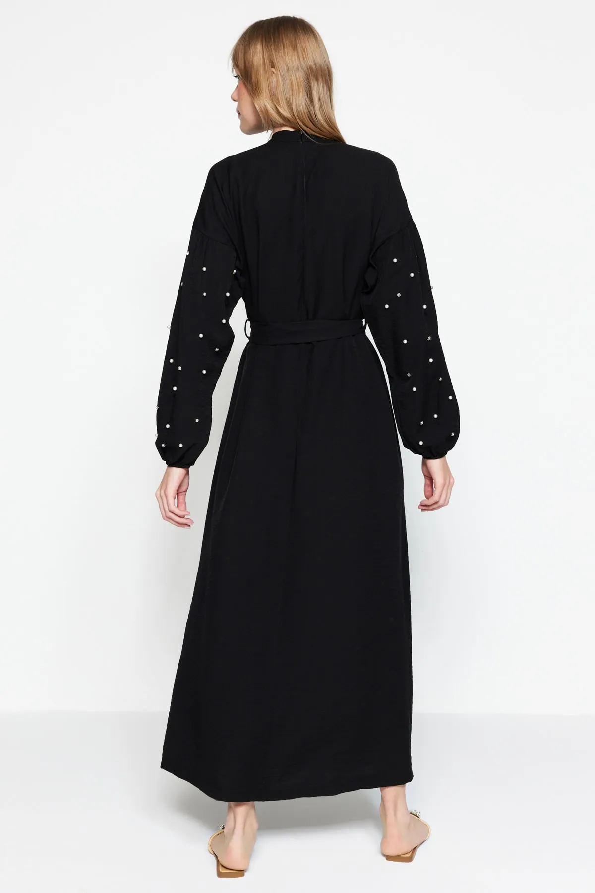 Trendyol Modest  Schwarzes gewebtes Kleid mit Gürtel, Perlen- und Steindetails TCTSS23EB00148