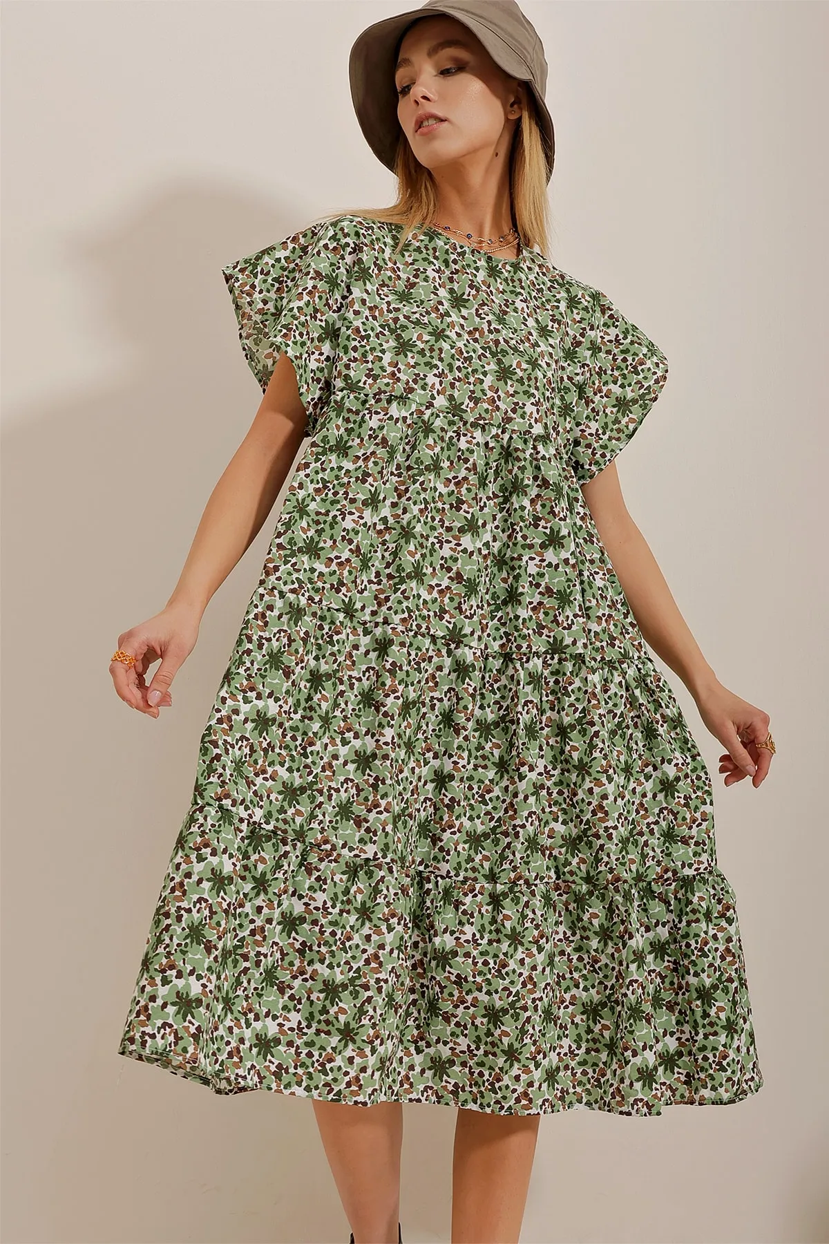 Trend Alaçatı Stili  Damen-Popelinekleid mit Rundhalsausschnitt, Volant und Blumenmuster in Khaki ALC-X10241