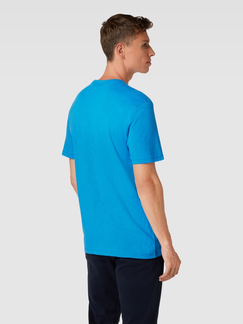 T-Shirt mit Label-Applikation in royalblau