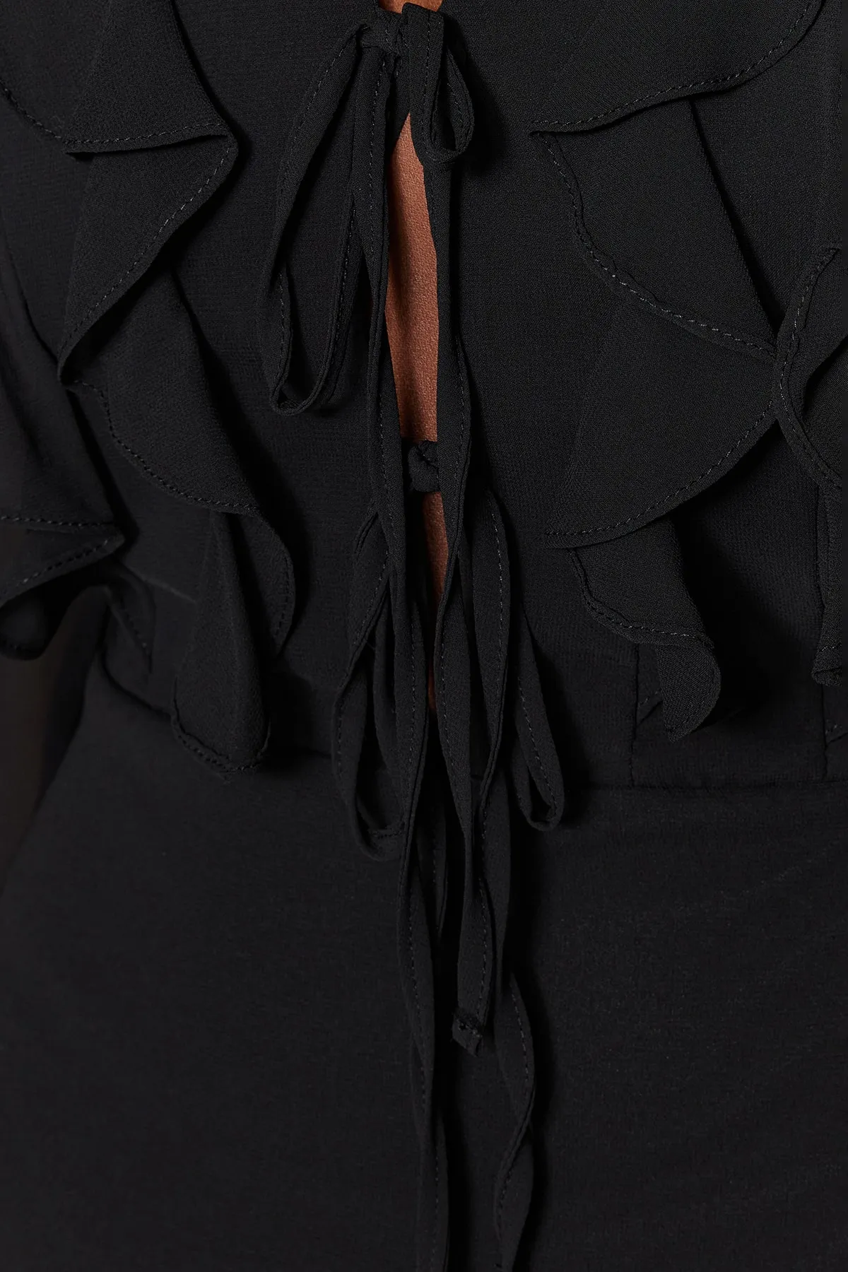 Trendyol Collection  Schwarzes elegantes Abendkleid aus Chiffon mit offener Taille/Skater-Futter TPRSS23EL00160