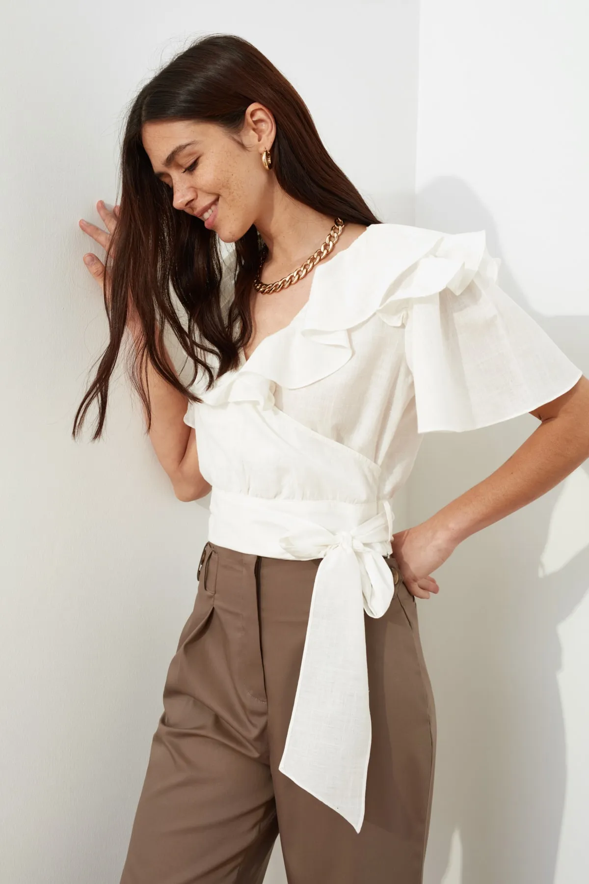 Trendyol Collection  Ecrufarbene, gewebte Bluse mit Rüschen und Bindedetail TWOSS20BZ0351