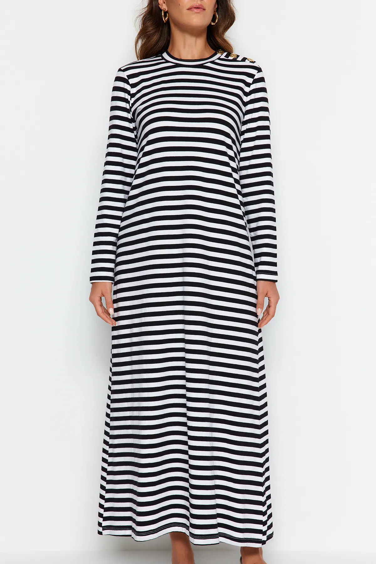 Trendyol Modest  Weißes Strickkleid mit Knopfleiste an der Schulter TCTSS23EB00291