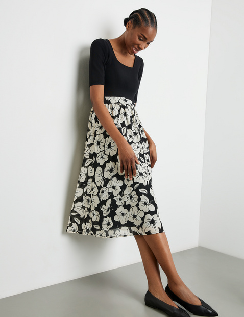 Kleid mit geblümtem Rockteil