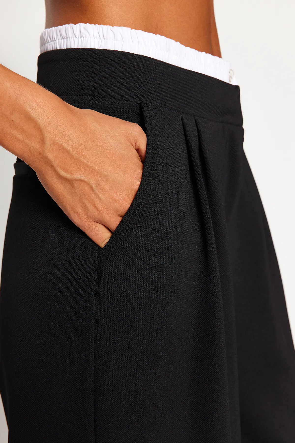 Trendyol Collection  Schwarze Boxerhose mit weitem Bein und Gürteldetail TWOAW24PL00360