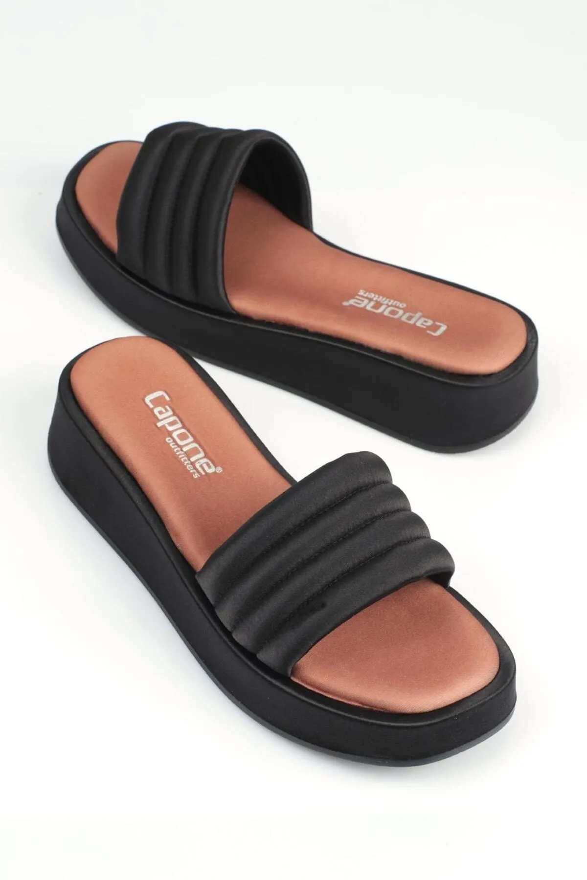 Capone Outfitters  Capone Damen-Hausschuhe aus bequemem Satin mit flachem Absatz und einem Riemen
