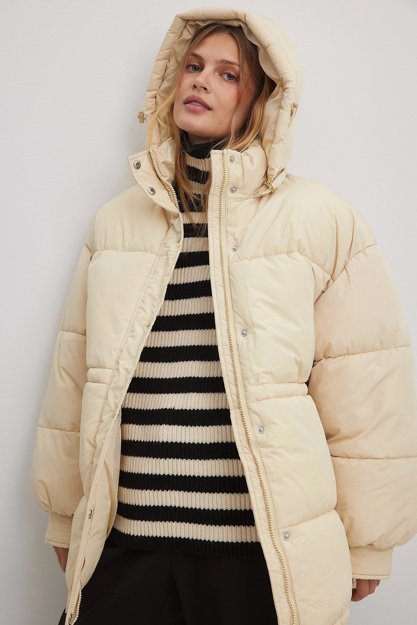 Recycelte gefütterte Jacke mit Kordelzug an der Taille