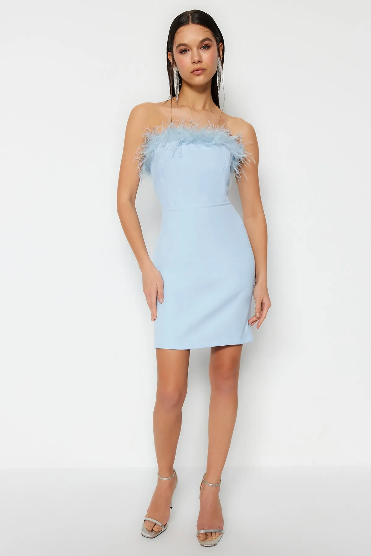 Trendyol Collection  Hellblaues, figurbetontes, gefüttertes, gewebtes Otriches-Abendkleid TPRSS23EL00547