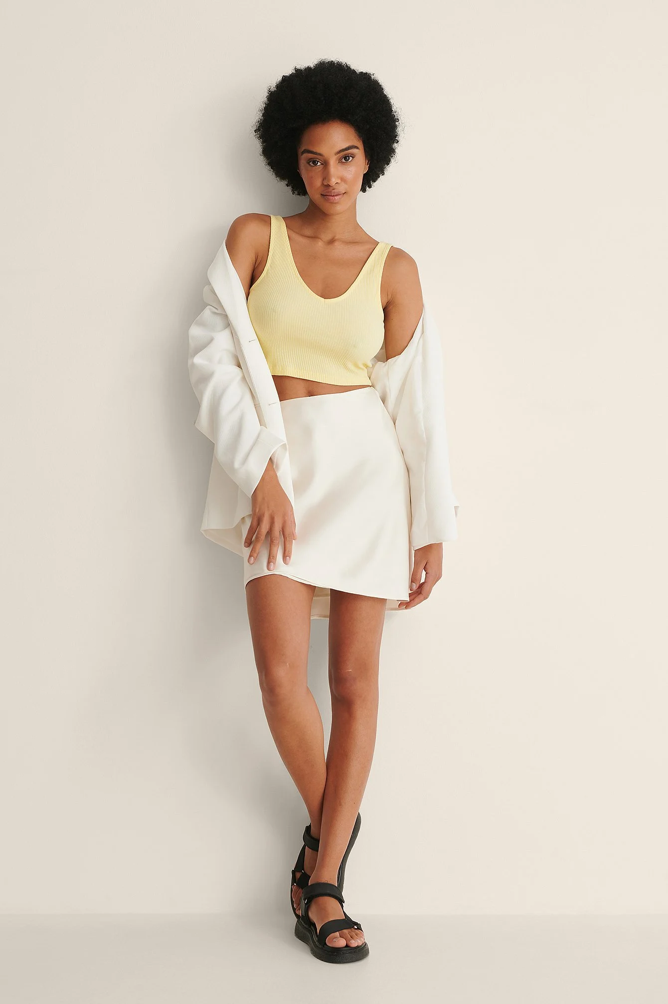 Geripptes Bio-Crop-Top mit V-Ausschnitt