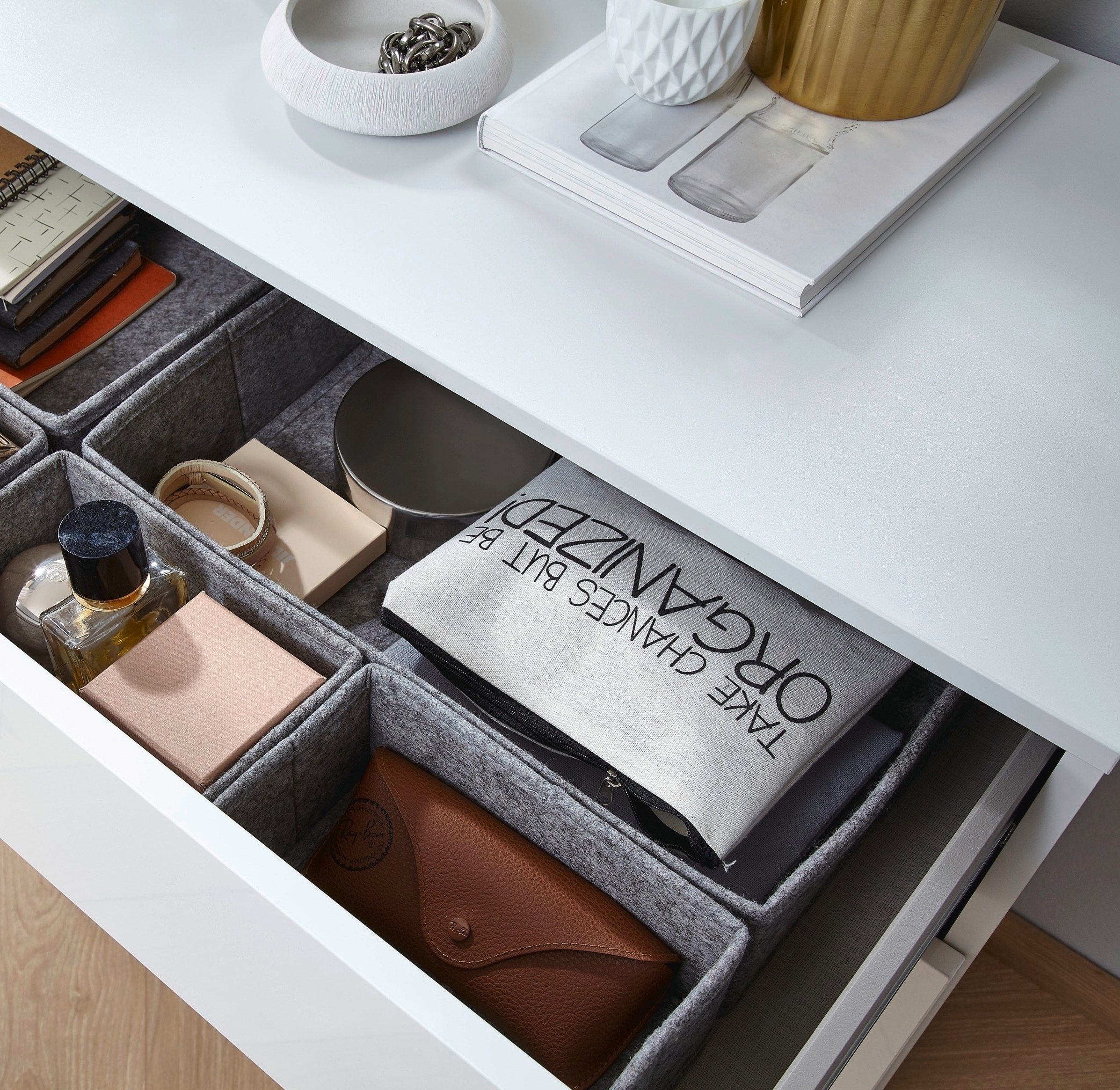 rauch Kommode Koluna, mit Glasfront, 4 Schubkästen, inkl. 6er-Set Filzboxen