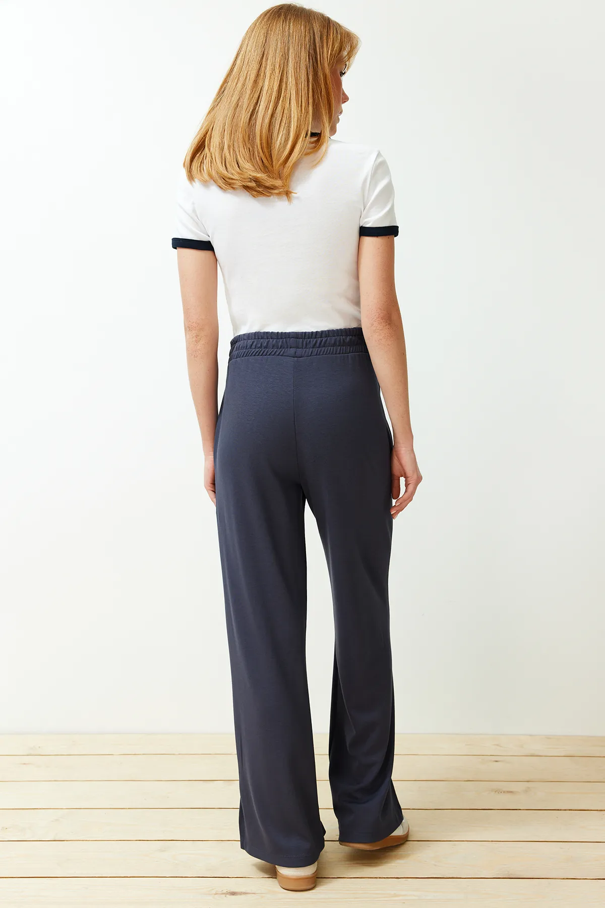 Trendyol Collection  Hochwertige anthrazitfarbene, gerippte, genähte, gerade/gerade geschnittene Strick-Jogginghose TWOSS24EA00001