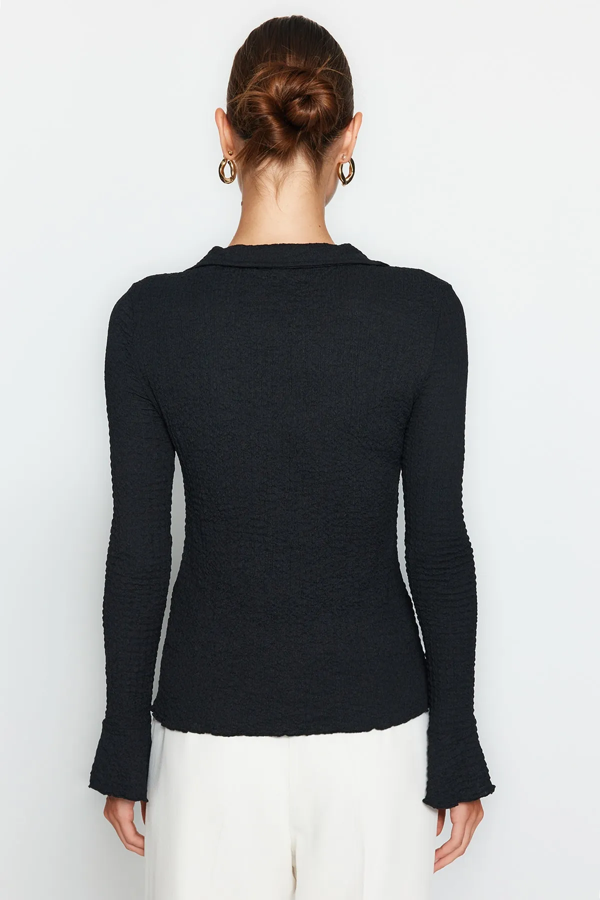 Trendyol Collection  Schwarzes Premium-Textur-Stretch-Strickhemd mit spanischen Ärmeln TWOAW24GO00004