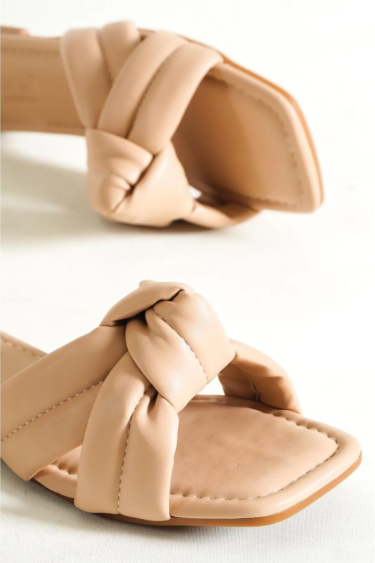 Capone Outfitters  Capone Damen-Hausschuhe mit flachem Absatz in Nude