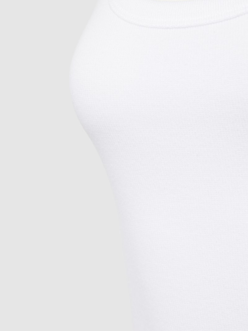 Top in unifarbenem Design und Ripp-Optik in weiß