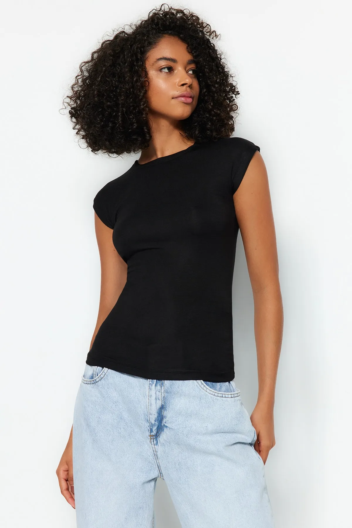 Trendyol Collection  Schwarze, taillierte Strickbluse aus Premium-Viskose mit Mondärmeln TWOSS23BZ00992