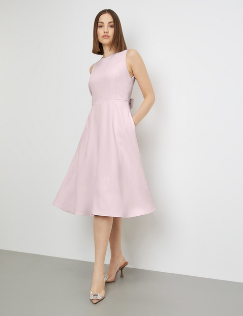 Ärmelloses Kleid mit Bindebändern in der Taille
