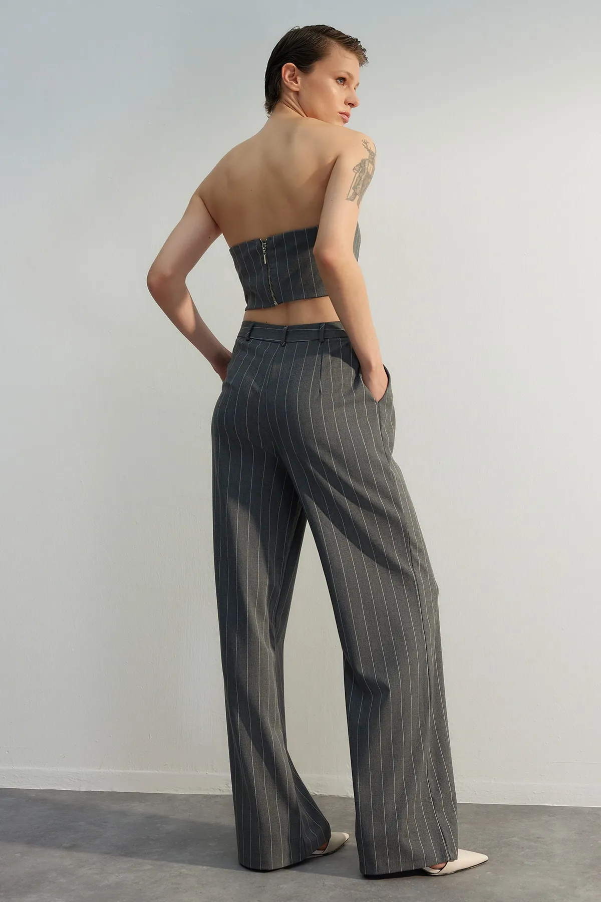 Trendyol Collection  Mehrfarbige gestreifte Webhose mit weitem Bein TWOSS23PL00319