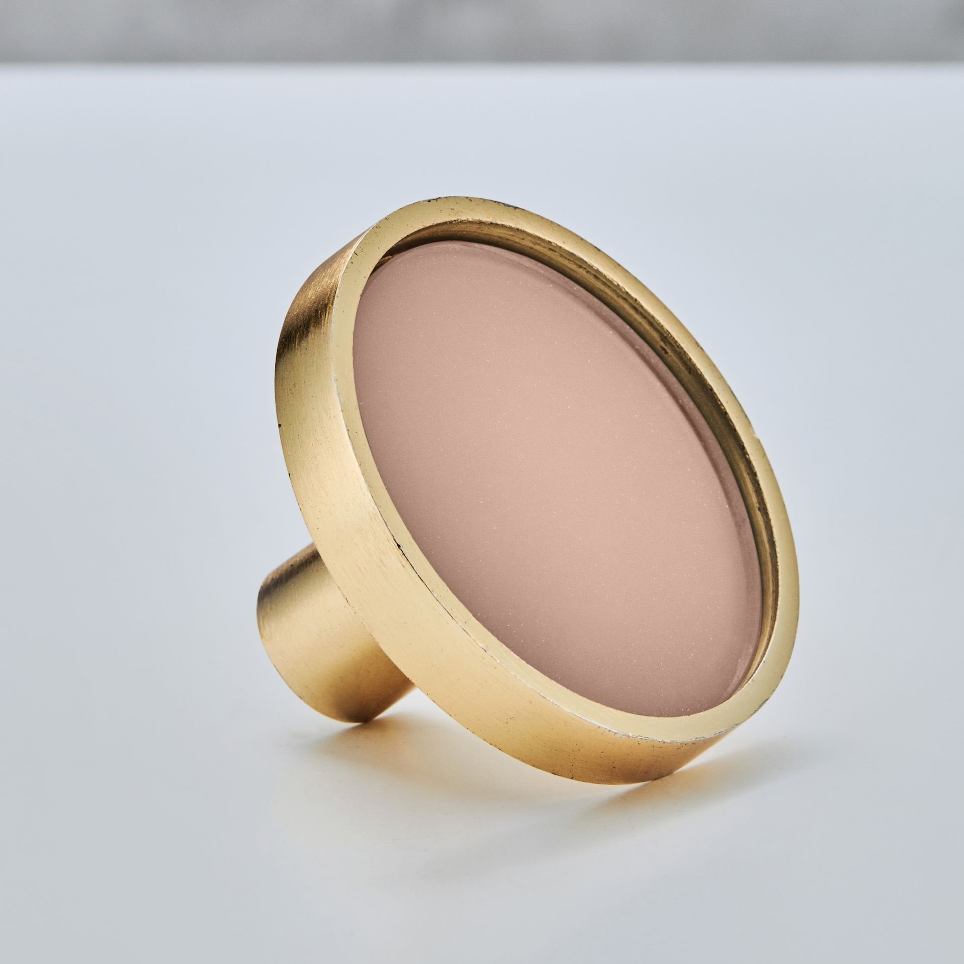 carla&marge Wandhaken Stibja, (1-St), goldfarbener Garderobenhaken (8,5 cm) mit lackiertem Glas in Rosa
