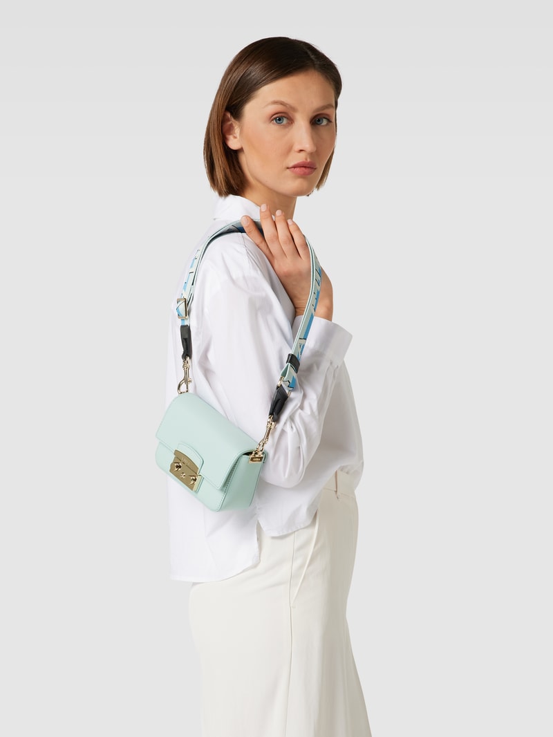 Umhängetasche mit Label-Detail Modell 'METROPOLIS' in mint