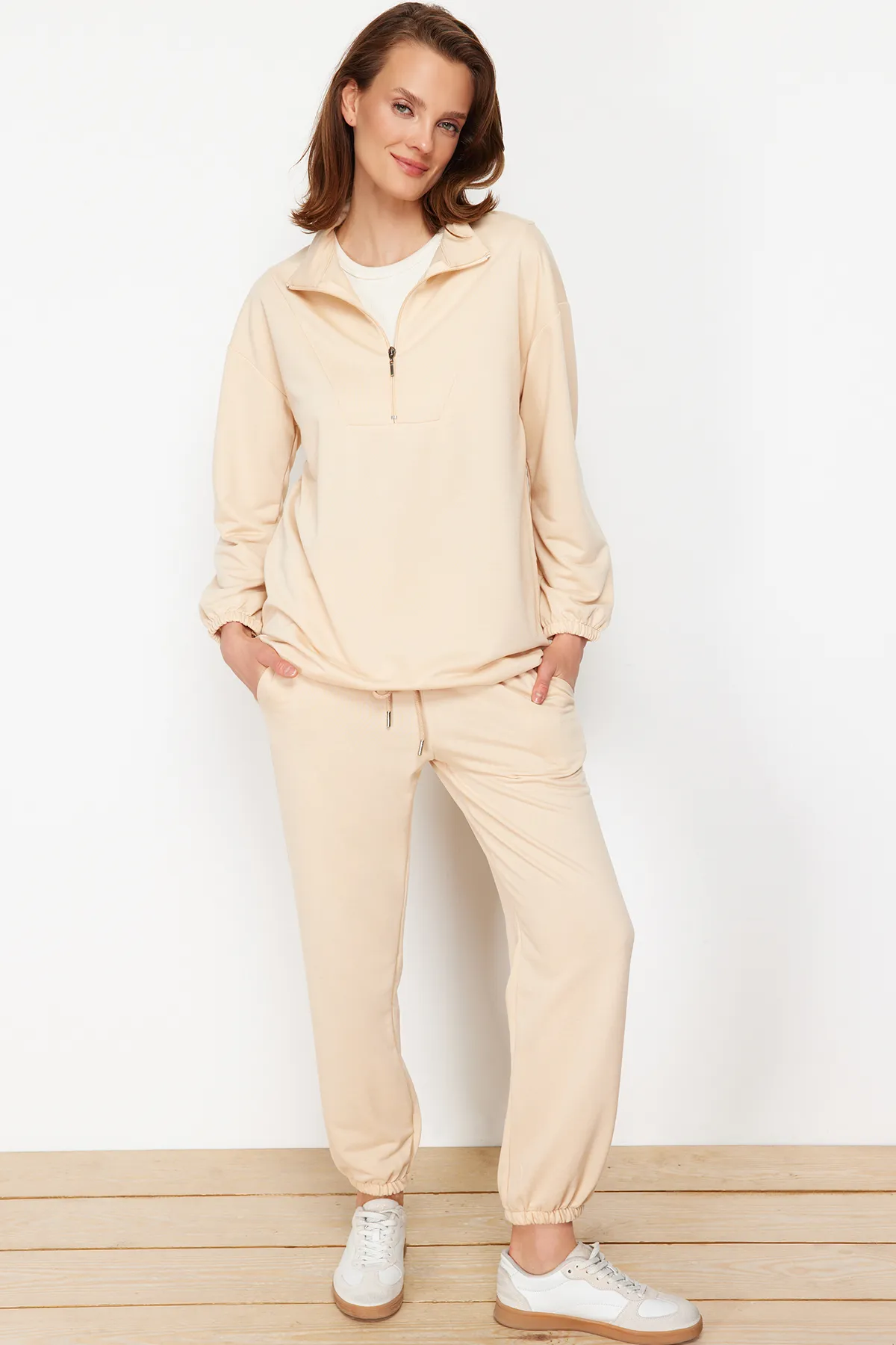 Trendyol Modest  Beigefarbenes Strick-Trainingsanzug-Set mit hohem Kragen und Kordelzug und Reißverschluss TCTAW22EN0051