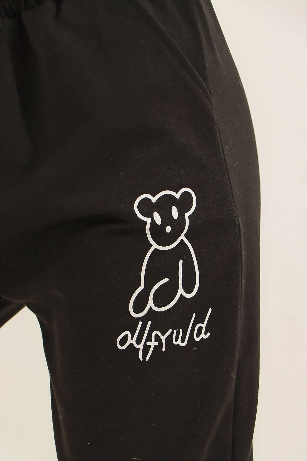 Trend Alaçatı Stili  Schwarze Jogginghose mit Teddybär-Aufdruck und elastischen Beinen für Damen ALC-X7956