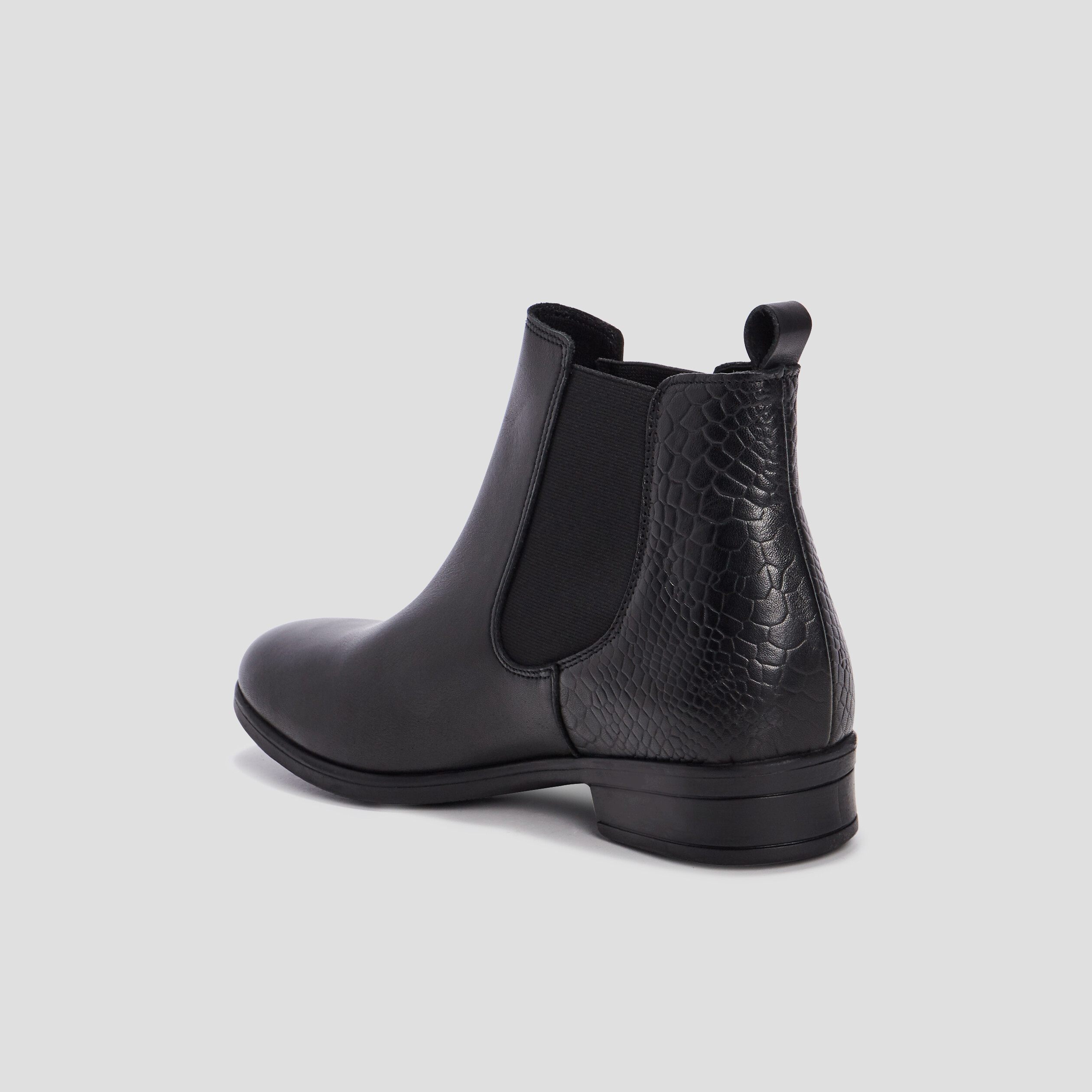 Bottines chelsea plates en cuir noir femme | La Halle