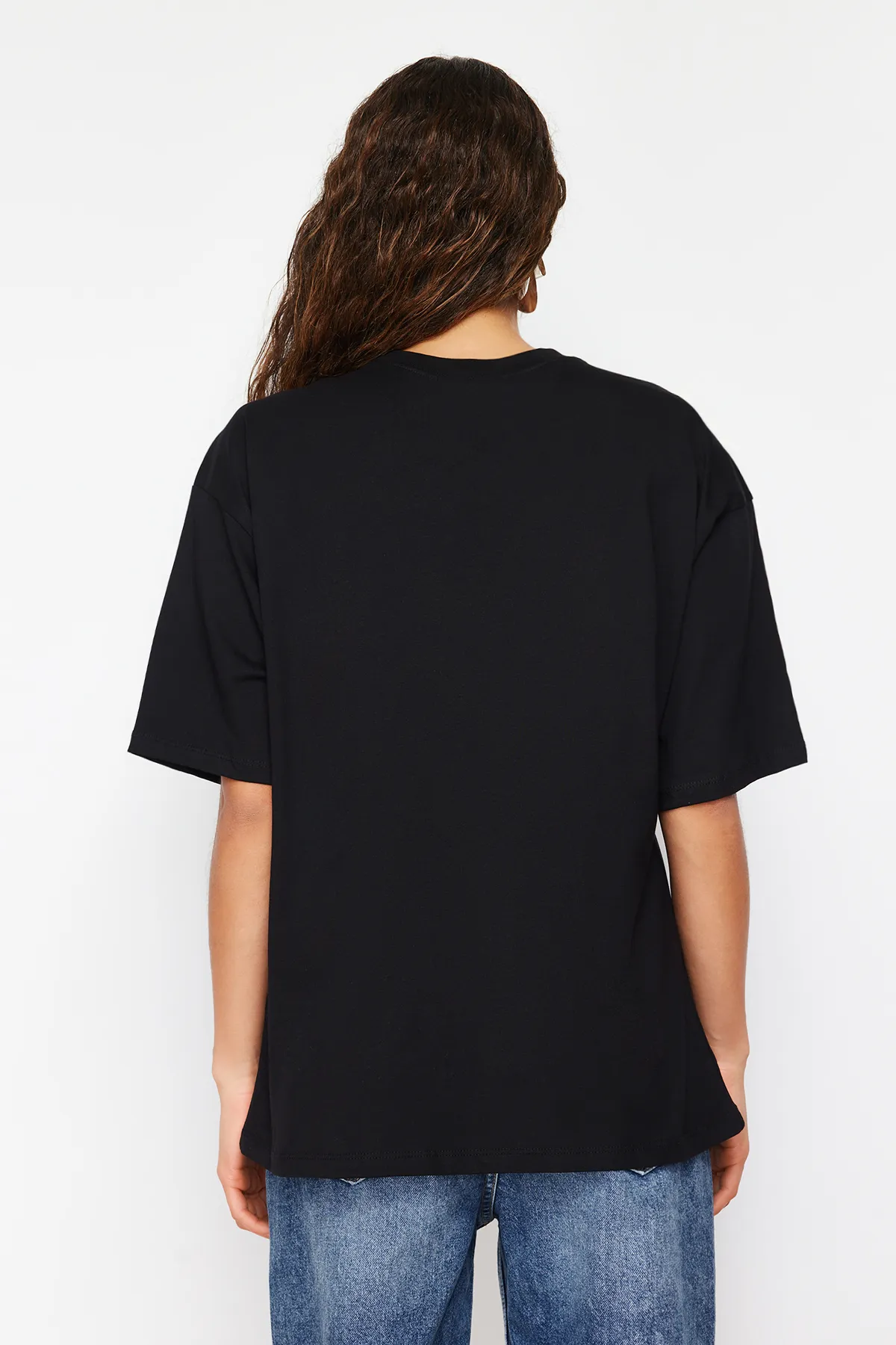 Trendyol Collection  Schwarzes Premium-Strick-T-Shirt mit Rundhalsausschnitt aus 100 % Baumwolle in Übergröße/weiter Passform TWOSS23TS00040