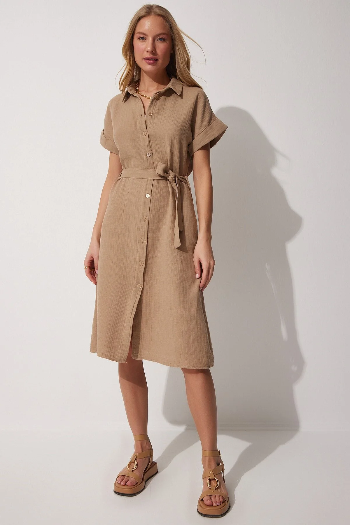 Happiness İstanbul  Damen-Hemdkleid aus Leinen in Dunkelbeige mit Gürtel MX00046