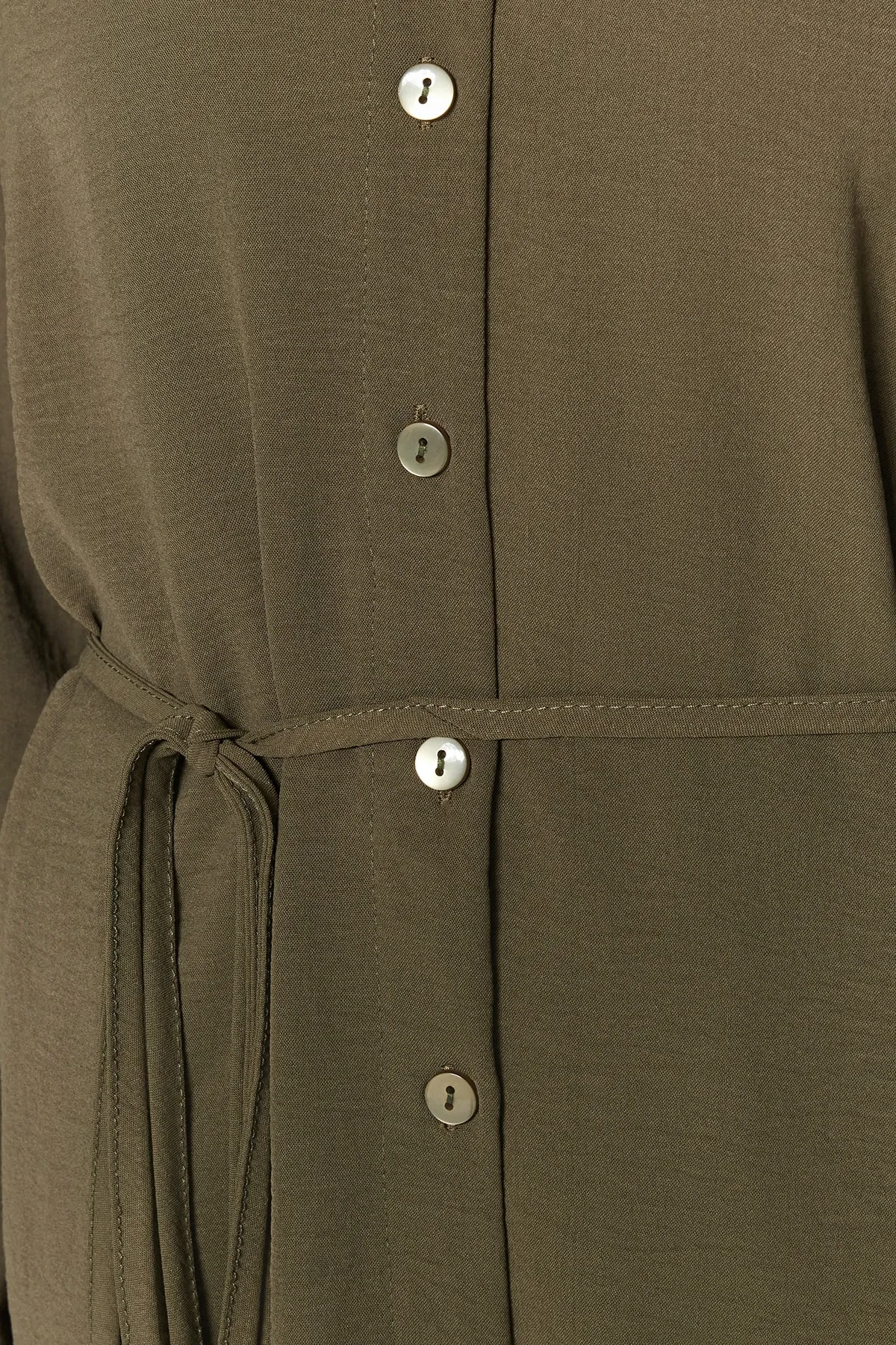 Trendyol Modest  Khakifarbenes Aerobin-Hemd-Hosen-Set aus gewebtem Stoff mit Gürtel TCTSS23US00018
