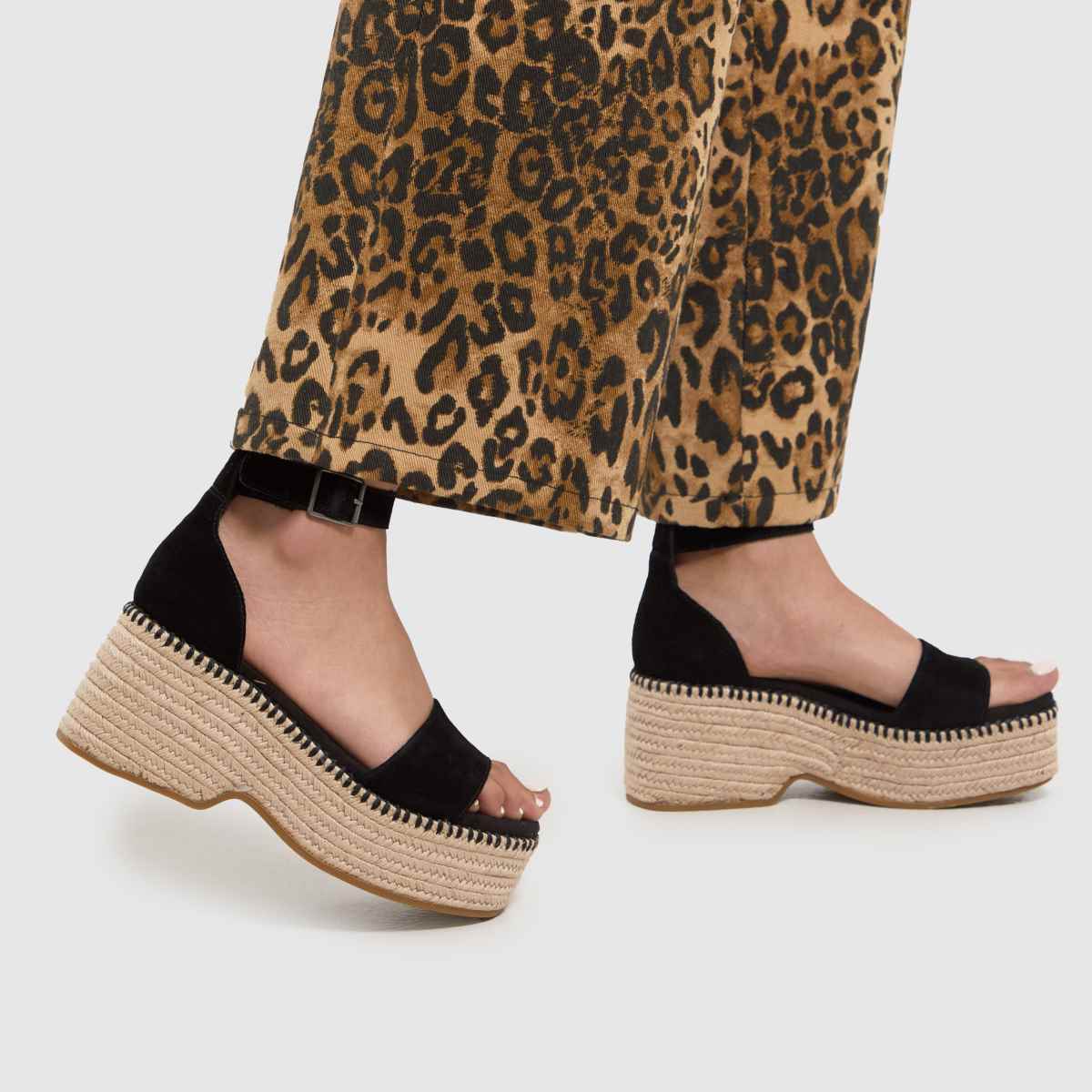 TOMS – Laila – Svarta sandaler med kilklack