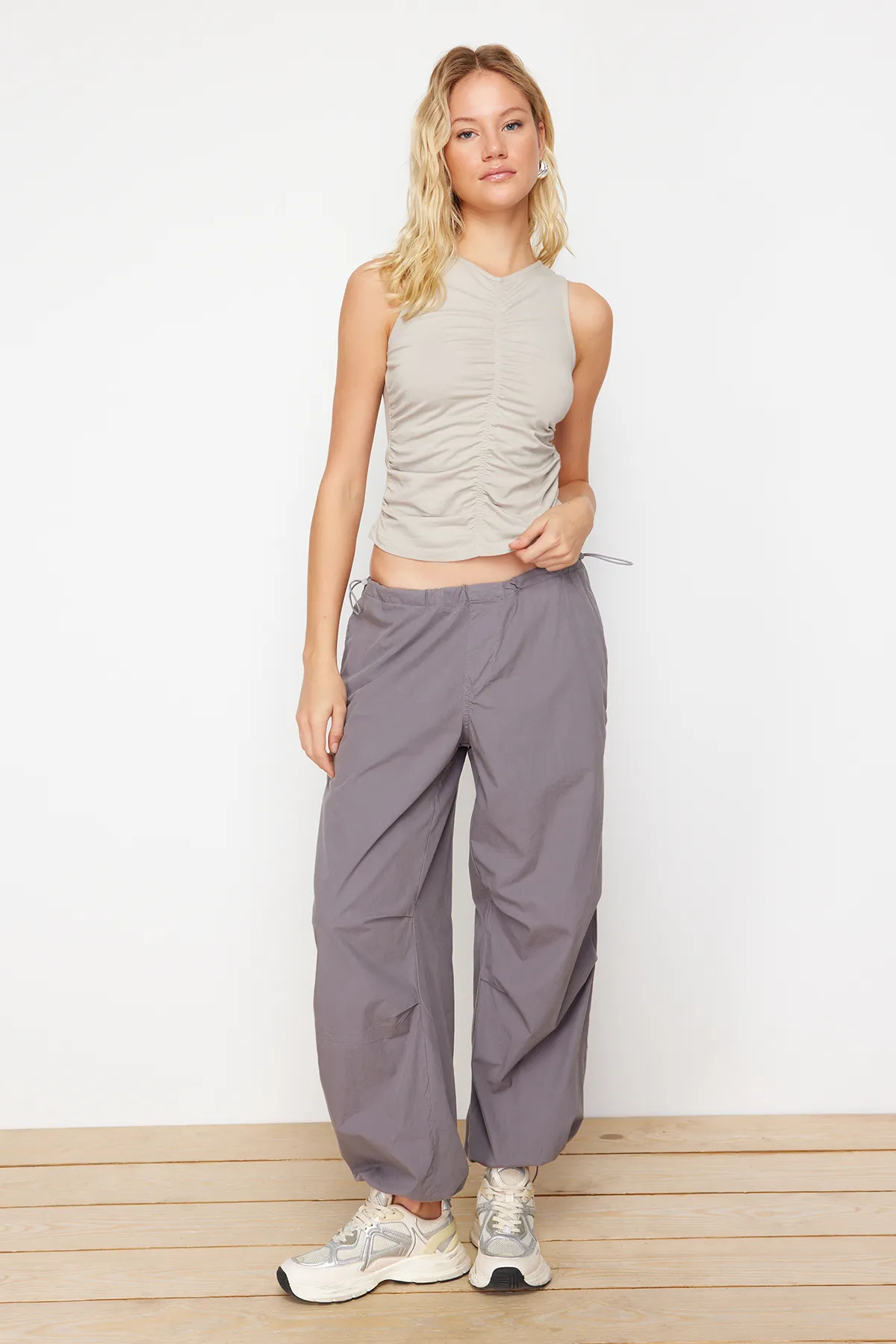 Trendyol Collection  Hellgraue Strickbluse mit Rundhalsausschnitt und Raffung TWOSS24BZ00466